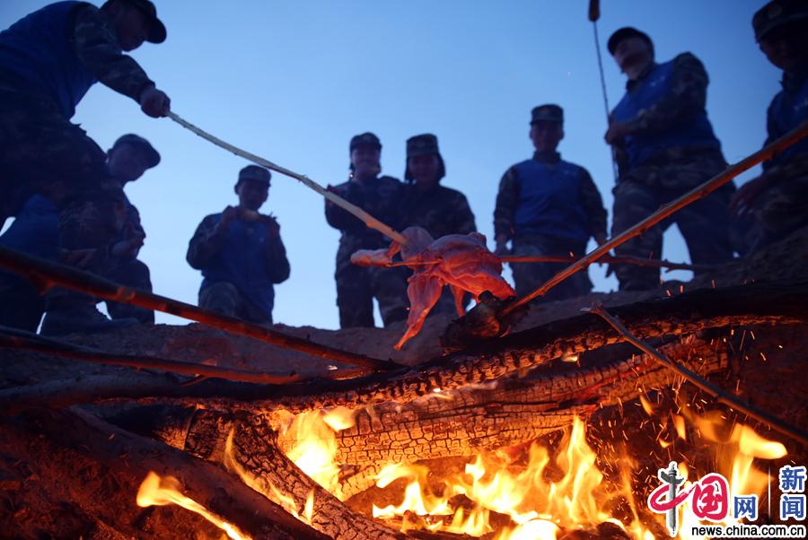 荒野求生24天美甲睫毛依然坚挺毅力与美丽并存