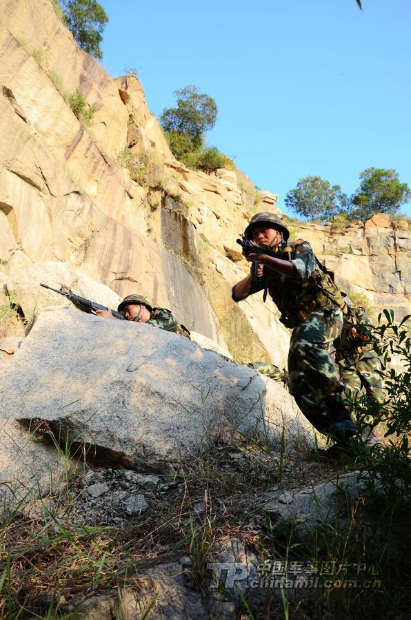 新春走基层·图片故事丨守护野马家园(图1)